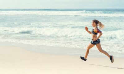 Dziewczyna biegnąca po rajskiej plaży na Malediwach