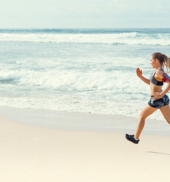 Dziewczyna biegnąca po rajskiej plaży na Malediwach