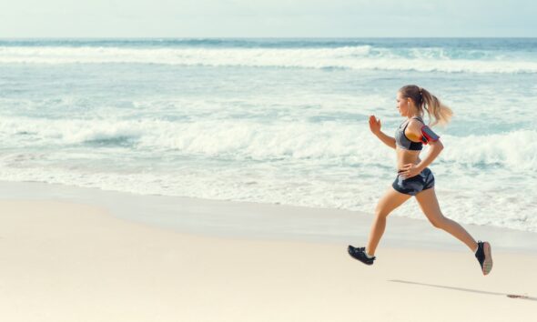 Dziewczyna biegnąca po rajskiej plaży na Malediwach